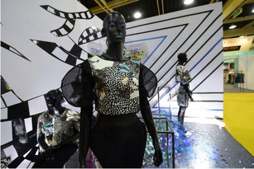 ͬ�r�����Ԅӻ��ęC(j��)е�O(sh��)�䣬Ҳ����������b�S���˲���������������ֱ�Ӱ�܇�g�ᵽ��չ�^��׌�^�������ǻ۹��I(y��)�µ�Ů�b���a(ch��n)��ˮ�����w�ǰ�����ܿƼ��ɹ���